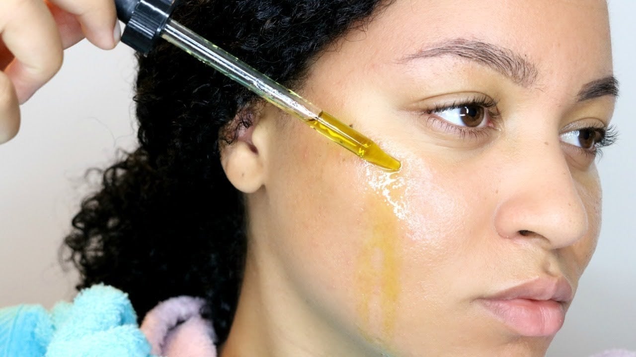 Tẩy trang bằng dầu để hoà tan dầu thừa trên da là phương pháp làm đẹp được ưa chuộng hiện nay