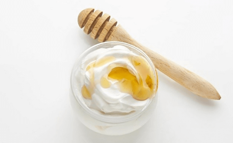 Sữa chua không đường cùng mật ong đem đến làn da sạch mụn tự nhiên