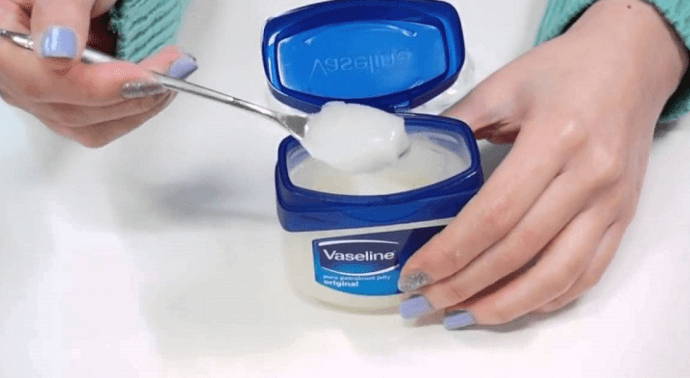 Kết hợp vaseline và muối tạo hỗn hợp tẩy tế bào chết môi hiệu quả.
