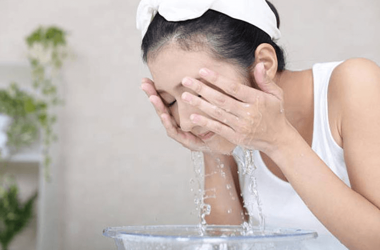 Rửa mặt bằng nước muối sinh lý hoặc nước cất để da dịu đi