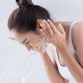 Không rửa mặt đúng cách – nguyên nhân gián tiếp gây nám da